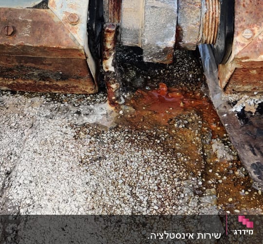 חיבור צינור מתכת חלוד עם ברגים